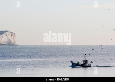 Kleines Fischerboot nähert sich Newhaven Harbour East Sussex UK Stockfoto
