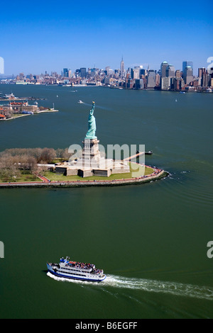 USA, New Jersey, New Yorker Freiheitsstatue auf Liberty Island und die Skyline von Manhattan. Luft. Stockfoto