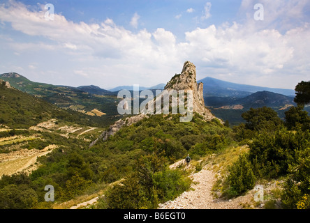 Wanderer zu Fuß in der Nähe von einem Höhepunkt in den Dentelles, in der Nähe von Gigondas, Languedoc-Roussillon, Frankreich Stockfoto