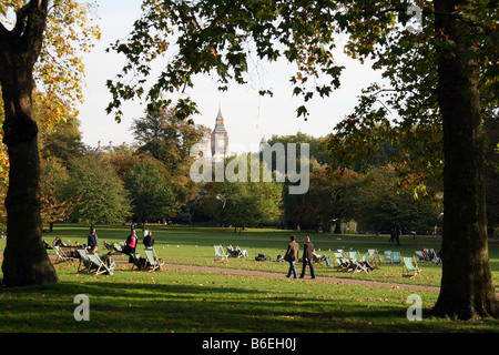 Klassische Ansicht über Liegestühle am St James Park mit dem Uhrturm von Elizabeth Tower (Big Ben) im Hintergrund. Stockfoto