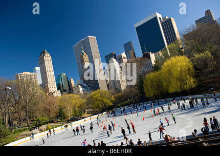USA, New York, Manhattan, Eislaufen im Central Park. Stockfoto