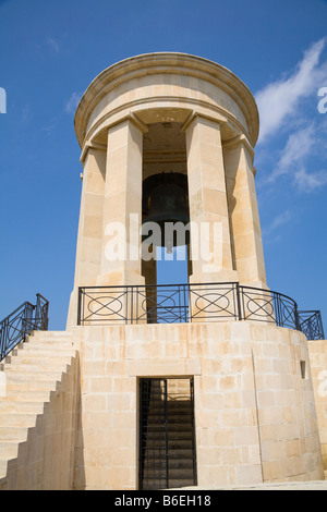 Belagerung Bell Denkmal, World War II Memorial, Lower Barracca Gardens, Valletta, Malta Stockfoto