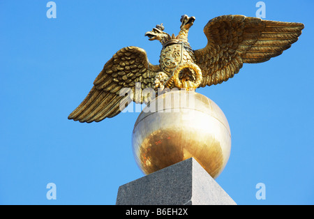 Zwei unter der Leitung Steinadler Obelisk in der Markt-Quadrat-Helsinki-Finnland Stockfoto