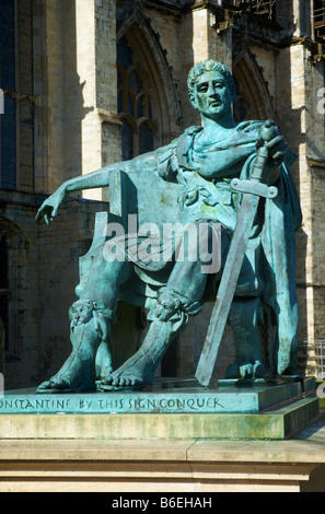 Bronze-Statue von Konstantin dem großen gelegen neben York Minster Stockfoto