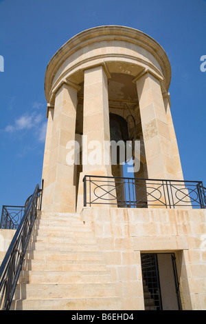 Belagerung Bell Denkmal, World War II Memorial, Lower Barracca Gardens, Valletta, Malta Stockfoto