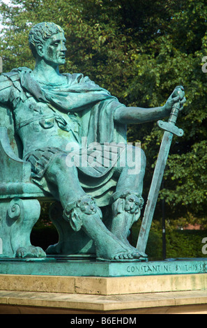 Bronze-Statue von Konstantin dem großen gelegen neben York Minster Stockfoto