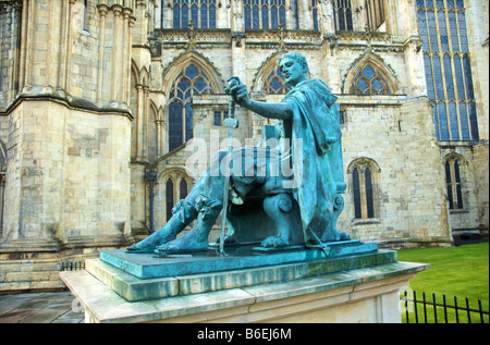 Bronze-Statue von Konstantin dem großen gelegen neben York Minster Stockfoto