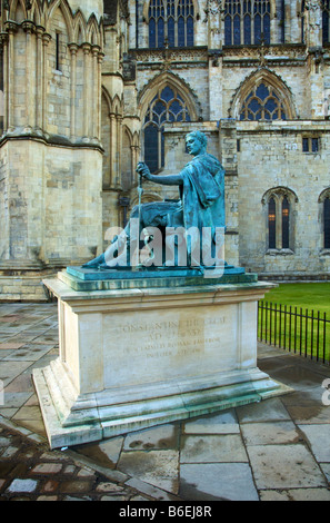 Bronze-Statue von Konstantin dem großen gelegen neben York Minster Stockfoto