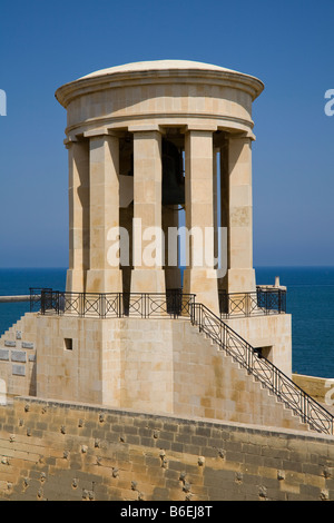 Belagerung Bell Denkmal, World War II Memorial, Lower Barracca Gardens, Valletta, Malta Stockfoto