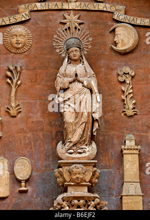 Skulptur der Jungfrau Maria mit Symbolen, Sonne, Zypresse, Lilie, Mond, Spiegel, wichtigsten Renaissance-Portal, Portal Major, La Seu Cath Stockfoto