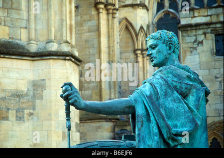 Bronze-Statue von Konstantin dem großen gelegen neben York Minster Stockfoto