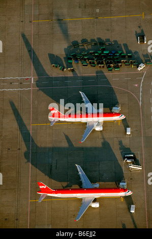 Luftaufnahme des Rhein-Ruhr-Flughafen, Flughafen Düsseldorf, LTU Urlaub Flugzeuge für den Flug auf dem Vorfeld, North Rhin vorbereitet Stockfoto