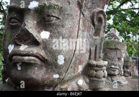 Wächter-Götter-Statuen am Haupteingang des Tempels Angkor Thom, Angkor Wat, Kambodscha Stockfoto