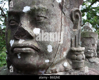 Wächter-Götter-Statuen am Haupteingang des Tempels Angkor Thom, Angkor Wat, Kambodscha Stockfoto