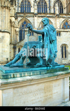 Bronze-Statue von Konstantin dem großen gelegen neben York Minster Stockfoto