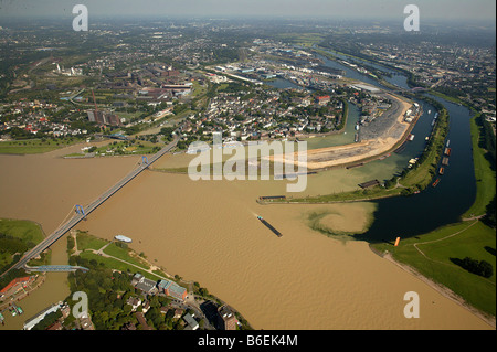 Luftbild, braune Rhein Hochwasser aus dem Alpenraum mischen mit das saubere Wasser der Ruhr an der Mündung der Ru Stockfoto