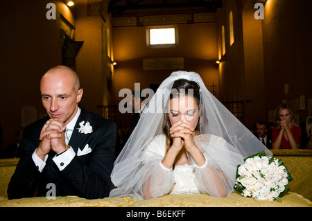 Brautpaar in Rom Italien Kirche beten Stockfoto