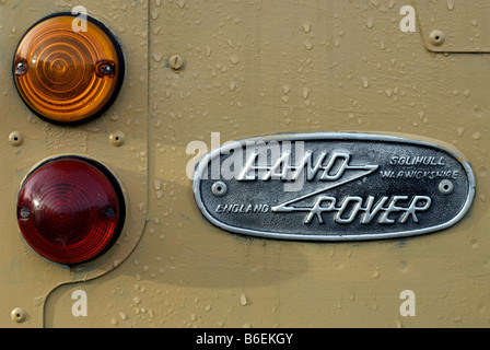 Heckleuchten auf durch einen Oldtimer Land Rover Kfz, Suffolk, UK. Stockfoto