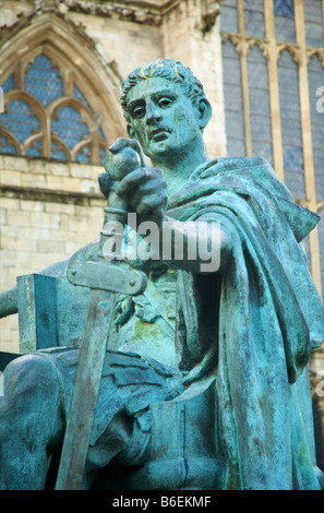 Bronze-Statue von Konstantin dem großen gelegen neben York Minster Stockfoto