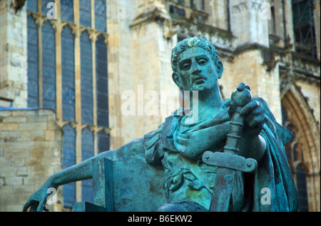 Bronze-Statue von Konstantin dem großen gelegen neben York Minster Stockfoto