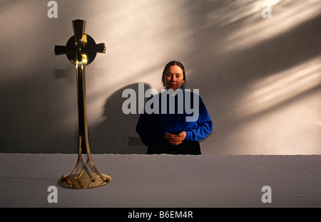 Wegweisende Frau anglikanischer Priester Jan Fortune-Wood auf dem Altar der Kirche ihr St Andrew, feministischer Theologe und Schriftsteller Stockfoto