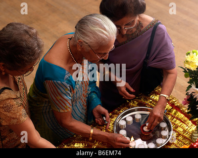 Arti-Zeremonie in Diwali Feiern Wandsworth Town Hall Stockfoto