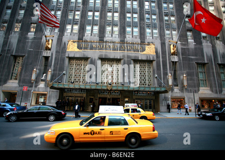 Taxi vor dem Waldorf Astoria-Luxus-Hotel in Manhattan, New York City, USA Stockfoto