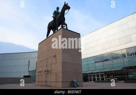 Statue von Marschall Mannerheim außerhalb der Museum für zeitgenössische Kunst Helsinki Finnland Stockfoto