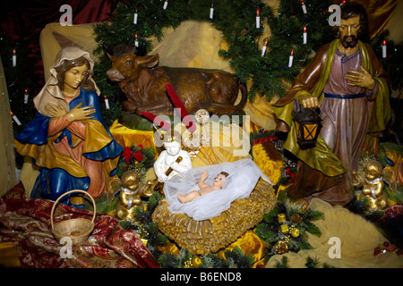 Krippen-Szene Maria Mary Joseph Jesus das Christkind Versprechen Madonna Krippe Krippe stabile Scheune Tier Kuh Rind Cherub symbolische Stockfoto