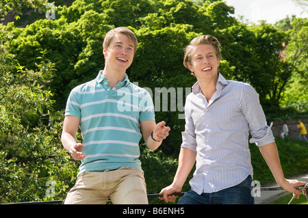 Zwei Freunden rumhängen Stockfoto