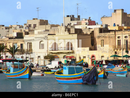 bunte Luzzu Angelboote/Fischerboote im Hafen von Marsaxlokk, Malta, Marsaxlokk Stockfoto