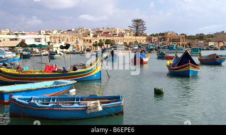 bunte Luzzu Angelboote/Fischerboote im Hafen von Marsaxlokk, Malta, Marsaxlokk Stockfoto