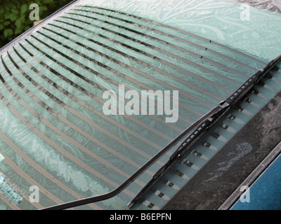 FROST AN DER AUSSENSEITE DES HINTEREN FENSTERS DES AUTO GEPARKT AUSSERHALB mit beheizten Elemente schmelzendes Eis ES, DEUTLICH ZU MACHEN, UM ZU SEHEN, DURCH Stockfoto