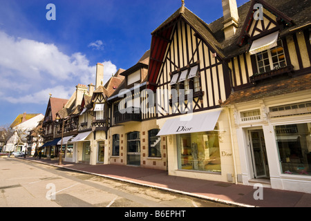 Deauville, Normandie, Frankreich - Christian Dior-Retail-Store und andere Luxus-Boutiquen in der eleganten Kurstadt Stockfoto