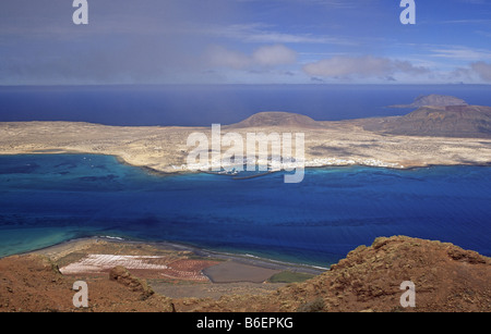 Blick vom Mirador Del Rio auf der Insel La Graciosa, Kanarische Inseln, Lanzarote Stockfoto