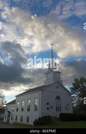 Dramatische Wolken oberhalb der Kirche von Webber Common, Vermont, Vereinigte Staaten Stockfoto