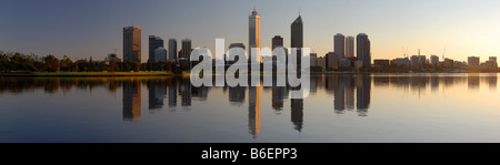 Perth Skyline spiegelt sich in Swan River im sanften Morgenlicht, Perth, Western Australia, Australien Stockfoto