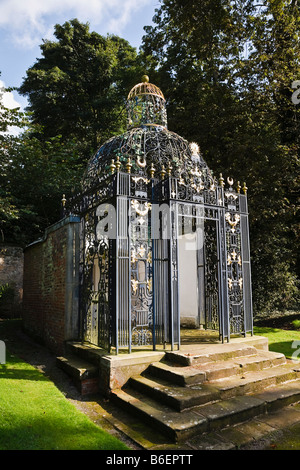 Robert Bakewells schmiedeeisernen Laube, bekannt als "The Birdcage" bei Melbourne Hall, Derbyshire, England, UK Stockfoto