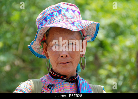 Frau mit traditionellen Emboidered Hut in der Nähe von Cocli Markt, Nord-Vietnam Stockfoto