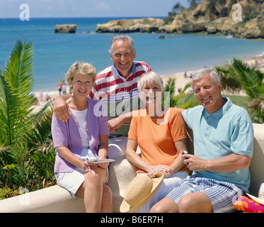 zwei Paare des Renteneintrittsalters auf Urlaub in der Algarve, Portugal Stockfoto