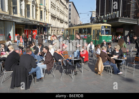 Menschen Sie essen und trinken in drei Schmiede Square Aleksanterinkatu Straße in Stockmanns Kaufhaus Helsinki Finnland Stockfoto