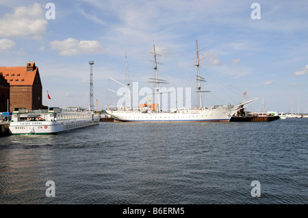 Gorch Fock I, Segelschiff Schule, früher Towarischtsch ex Gorch Fock, auf der linken Seite eine Kreuzfahrt Schiff, Stralsund, Ostsee, Mec Stockfoto