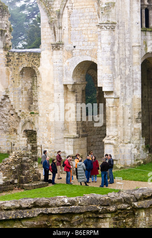 Menschen auf einer geführten Tour durch die Abbaye de Jumieges Calvados Normandie Frankreich Stockfoto