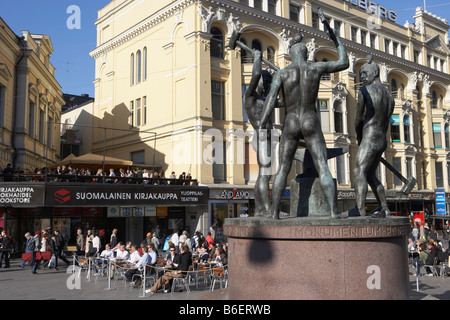 Menschen Essen und trinken rund um die drei Schmiede-Statue in drei Schmiede Square Helsinki Finnland Stockfoto