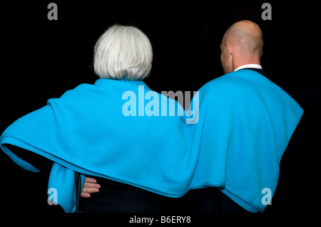 Rückansicht von Mann und Frau mit einer blauen Decke auf Schultern Stockfoto
