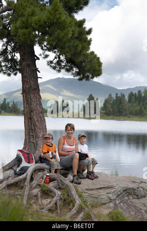Frau und zwei Kindern am Gruensee See, Turracher Hoehe, Nockbergen, Kärnten, Österreich, Europa Stockfoto