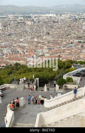 Touristen an einem Aussichtspunkt Blick über die Stadt, Notre Dame De La Garde, Marseille, Frankreich Stockfoto
