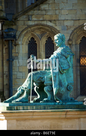 Bronze-Statue von Konstantin dem großen gelegen neben York Minster Stockfoto