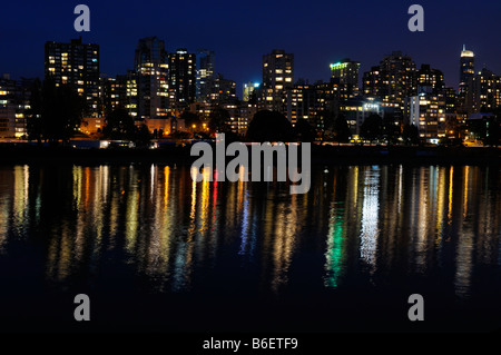 West End Vancouver Stadt Skyline leuchtet in der Dämmerung spiegelt sich im False Creek von Vanier Park in British Columbia Kanada Stockfoto