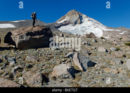 Bergsteiger am östlichen Rand des Mount Hood Vulkan, Cooper Spur Trail, Kaskade-Strecke, Oregon, USA Stockfoto